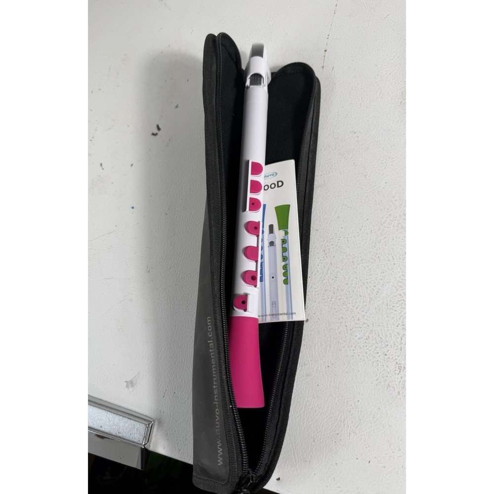 Nuvo DooD  in White and Pink with Case Excellent Condition . Beginner Clarinet